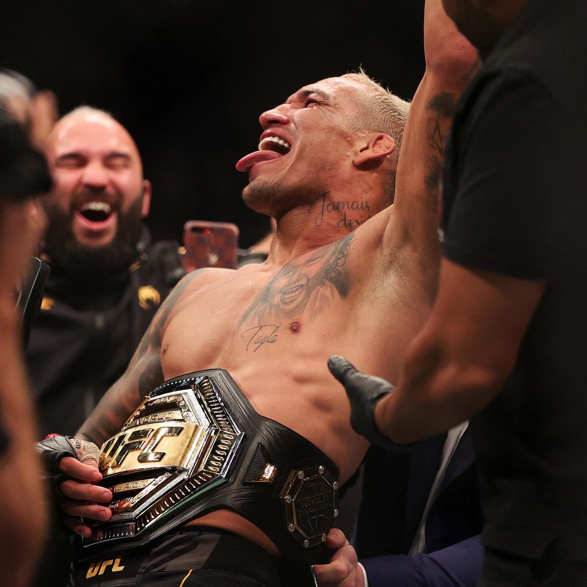 🚨 Ilia Topuria has given his official prediction for the Charles Oliveira fight:

"I'm going to finish him in the first two or three minutes."

via <a href="/UFCNews/">UFC News</a>