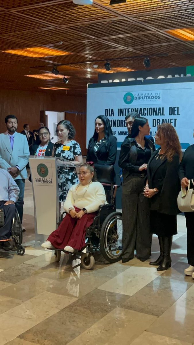 🟣En el marco del Día Internacional del Síndrome de Dravet, nuestros especialistas la Dra. Laura Elena Hernández Vanegas y el Dr. Daniel San Juan Orta, asistieron ayer por la noche al evento donde se llevó a cabo el encendido de la iluminación del frontispicio de la <a href="/Mx_Diputados/">H. Cámara de Diputados</a>