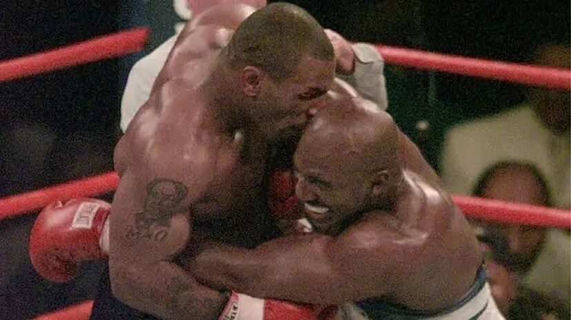 Gerardo66Retro's tweet photo. Hoy hace 28 años (28-06-1997) del combate de boxeo entre Mike Tyson y Evander Holyfield donde el primero "arrancó" literalmente de un mordisco parte de la oreja de su contrincante siendo descalificado por ello. Mike recibió 30 millones de dólares y Holyfield 35 por aquella pelea. https://t.co/DtruHXQyox