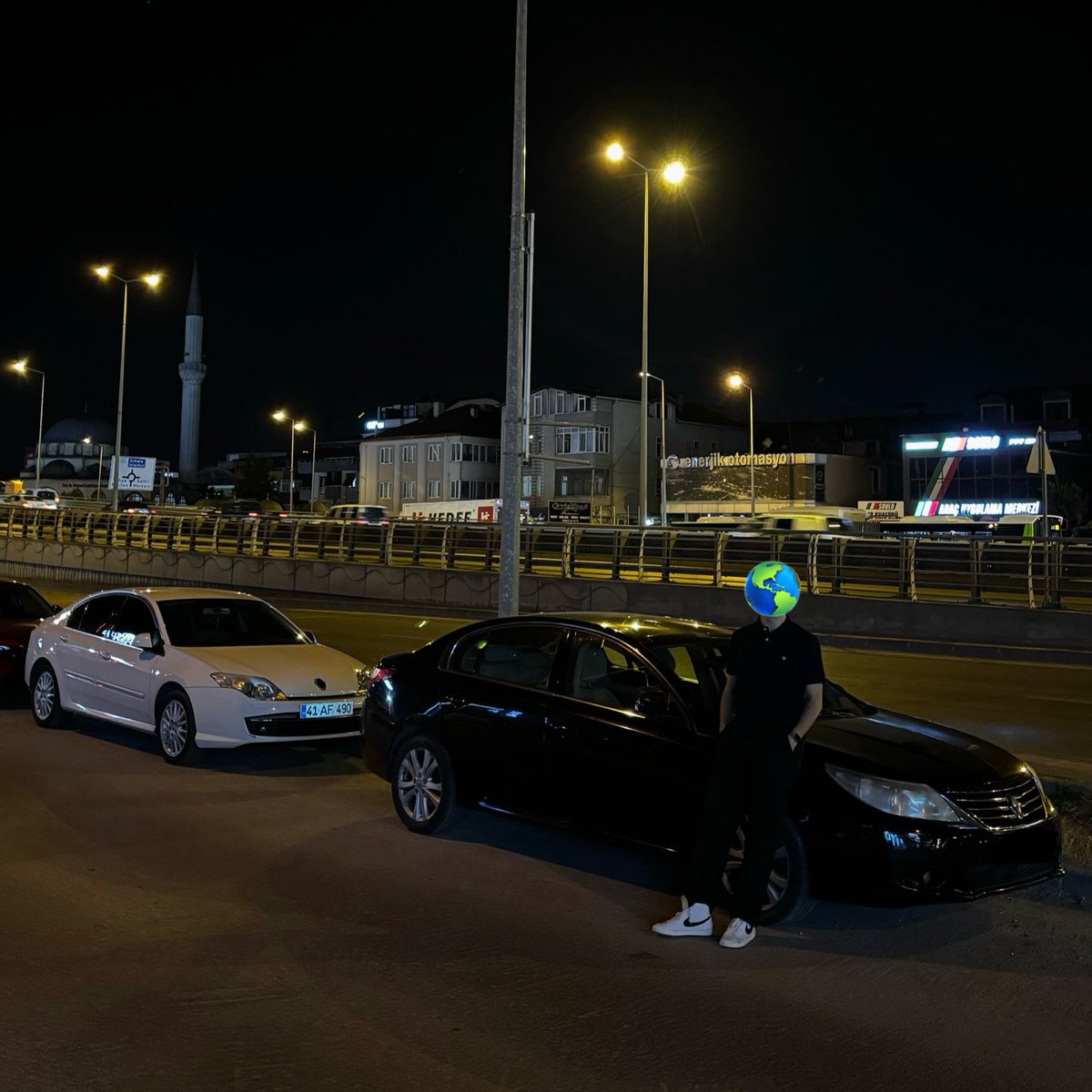 Turbolu turbosuz atmosferik dizel benzinli metonollü kendine güvenen herkese gider (özellikle  vag ve opel)