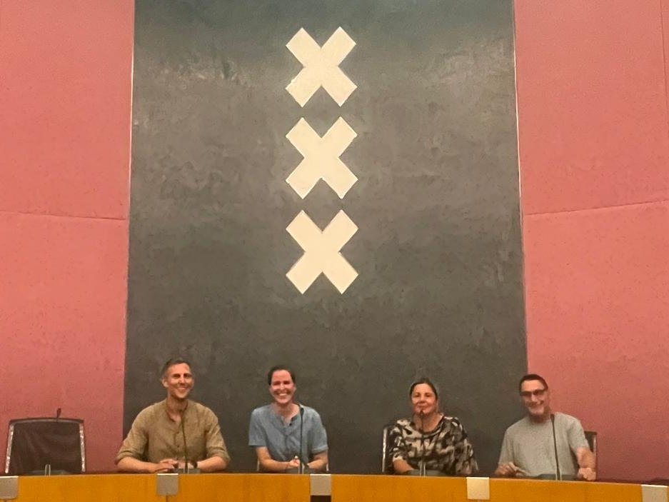 25voor020's tweet photo. Vorige week gingen 4 initiatiefnemers van #25voor020 informeel in gesprek met gemeenteraadsleden over ons volksinitiatief: Eerlijke kansen op sociale huurwoningen. Dank aan alle partijen die met ons in gesprek gingen!
(en daarna gingen we op de foto). 
📌 #Amsterdam https://t.co/Sb8DMO4lnG