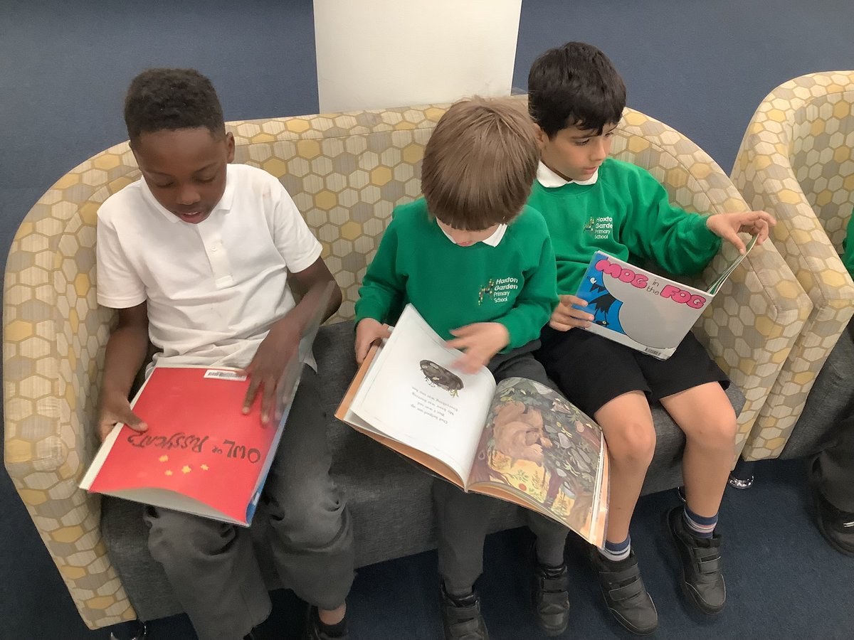 Year 2 had a fun-filled Friday last week. They finished their clay relief tiles, met chicks in EYFS and enjoyed a visit to Shoreditch Public #Library. 📚🎨 #Art #Reading