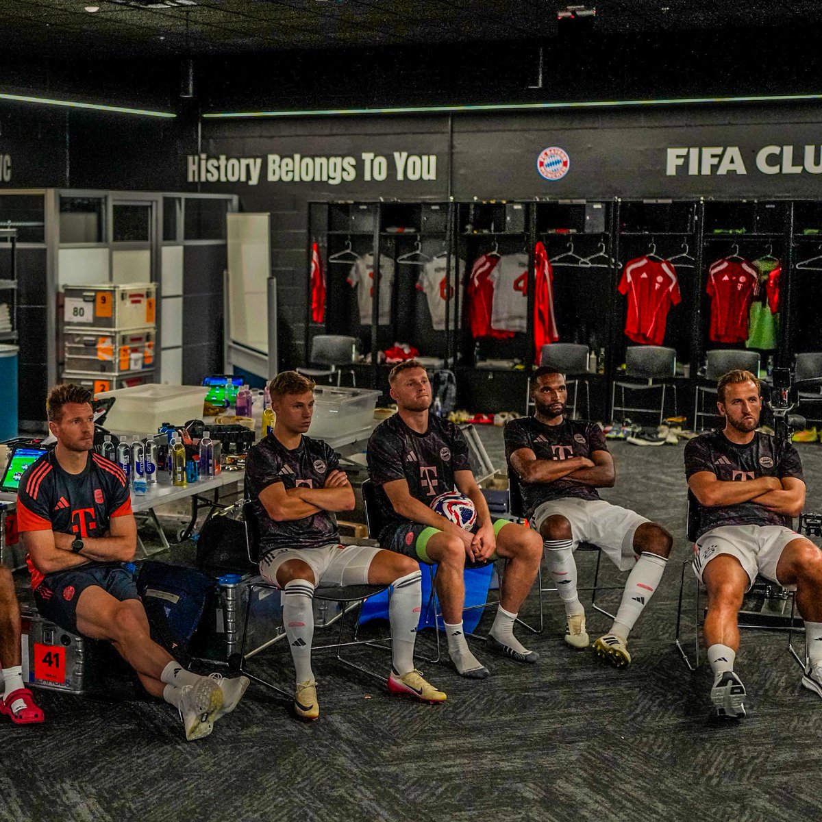 🔥 🇩🇪 Немецким командам пока тяжелее всех дается американская жара – запасные «Баварии» смотрят второй тайм матча с «Бенфикой» из раздевалки 

Португальский клуб ведет 1:0 благодаря голу 20-летнего Скьеллерупа 😎