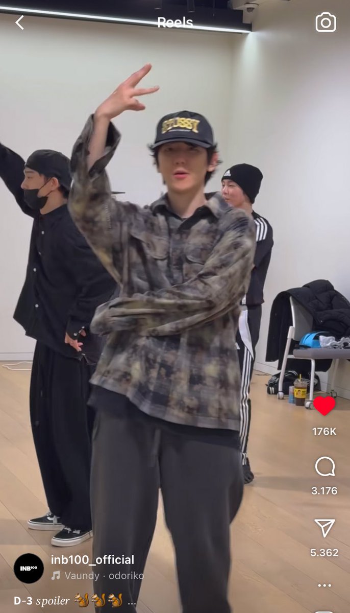 parkyoonhee65's tweet image. Remember when C arrived in Korea?
B was live, wearing makeup and looking happy like he was waiting for someone👀 Then he disappeared for 2 minutes washing hands? Or maybe he went to welcome Mr.Park?😏
C left his shirt at Baek's house, and B wore it later🤭
 #chanbaek #bbh #pcy