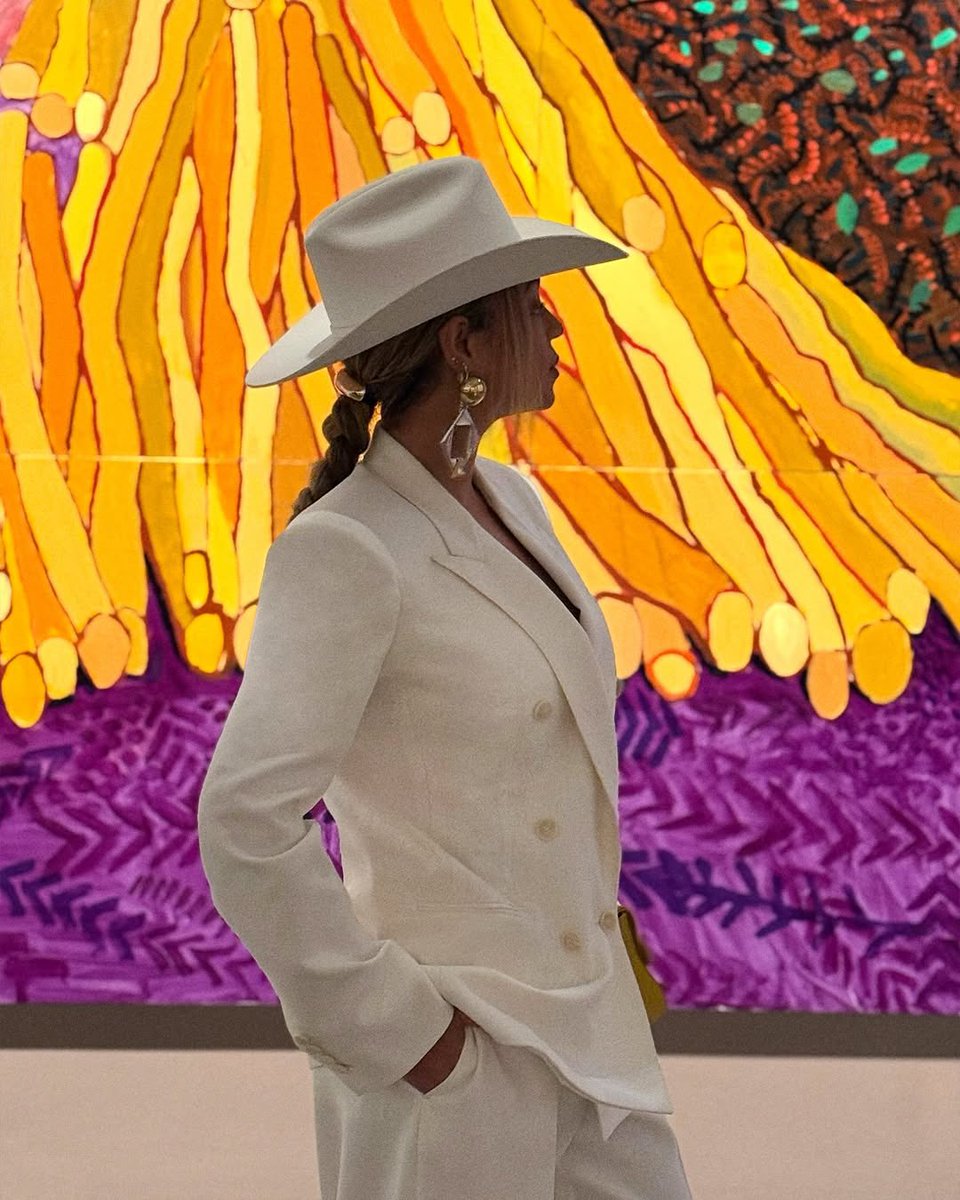 beyzhive's tweet photo. beyoncé at fondation louis vuitton art museum today in paris 🖼️ https://t.co/NNvxubsHXV