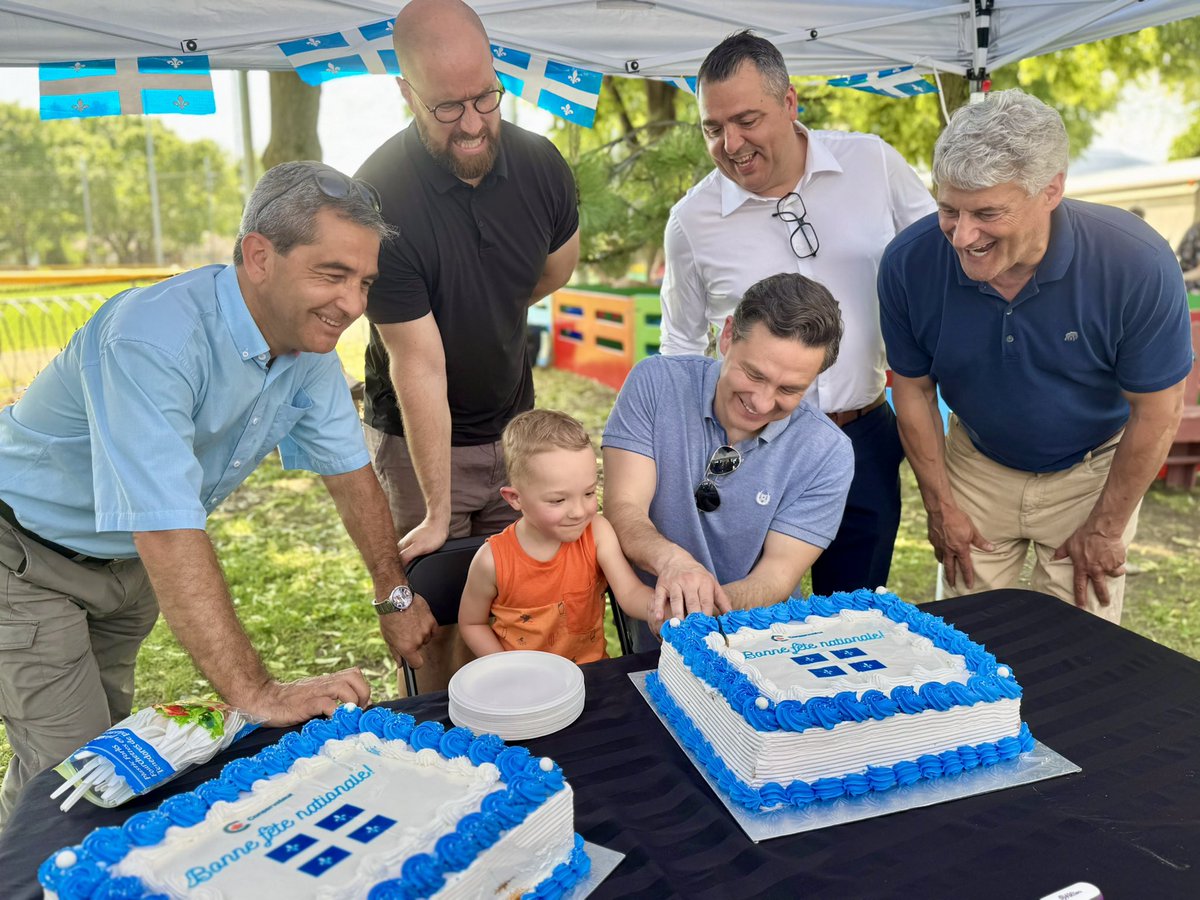 PierrePaulHus's tweet image. Quelle magnifique journée pour célébrer notre Québec!
Nous avons eu le plaisir de partager du gâteau avec les citoyens présents, en compagnie de @PierrePoilievre , qui ne manque jamais une Saint-Jean au Québec!
Plus tôt, nous avons passé un excellent moment en allant dîner au…