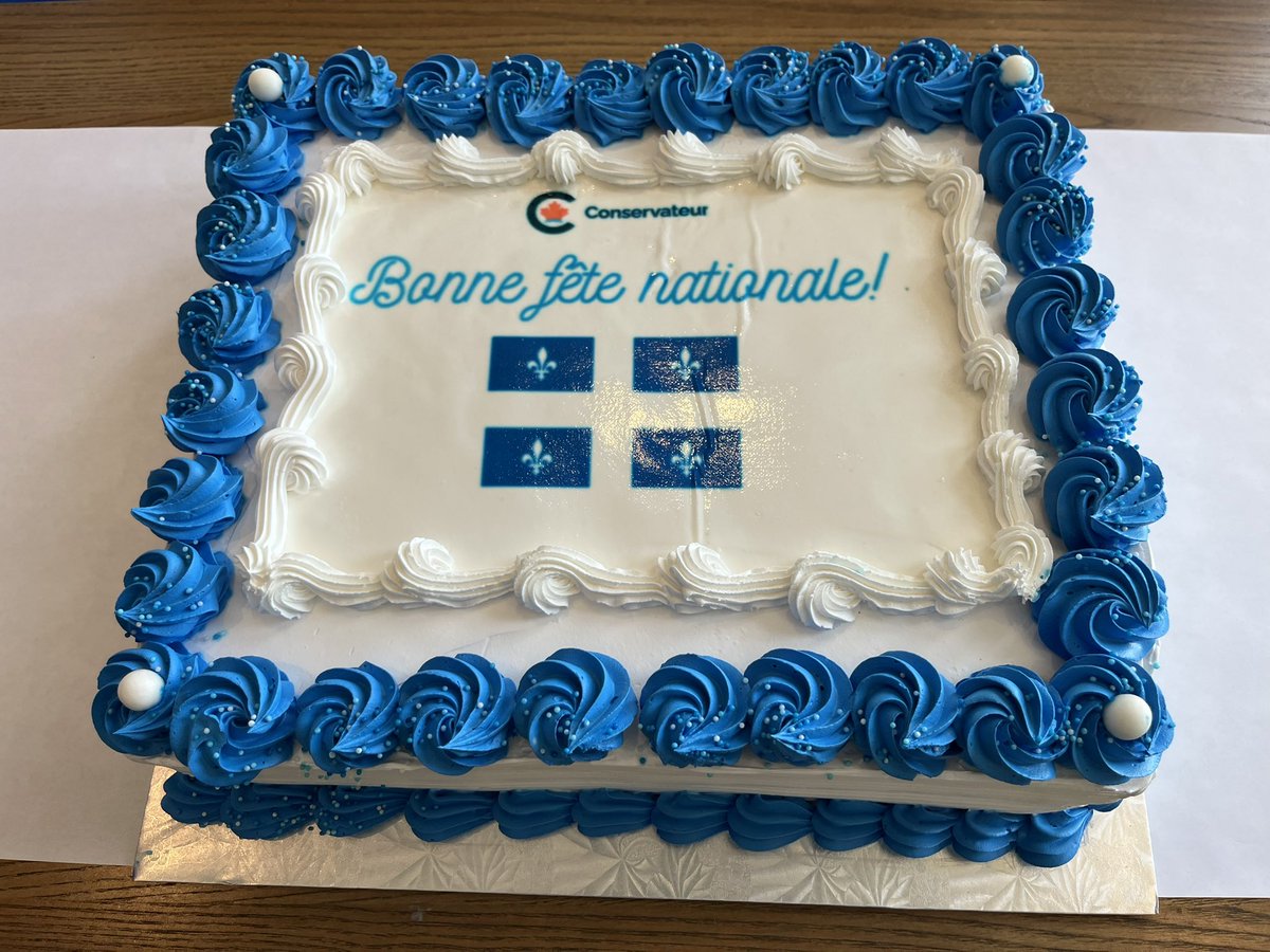PierrePaulHus's tweet image. Quelle magnifique journée pour célébrer notre Québec!
Nous avons eu le plaisir de partager du gâteau avec les citoyens présents, en compagnie de @PierrePoilievre , qui ne manque jamais une Saint-Jean au Québec!
Plus tôt, nous avons passé un excellent moment en allant dîner au…