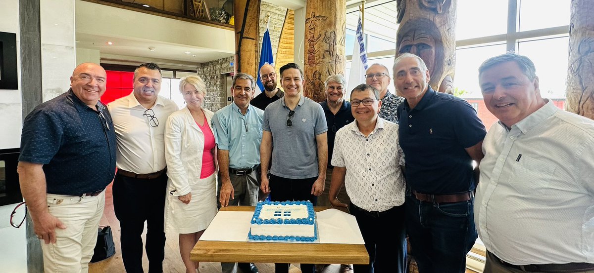 PierrePaulHus's tweet image. Quelle magnifique journée pour célébrer notre Québec!
Nous avons eu le plaisir de partager du gâteau avec les citoyens présents, en compagnie de @PierrePoilievre , qui ne manque jamais une Saint-Jean au Québec!
Plus tôt, nous avons passé un excellent moment en allant dîner au…