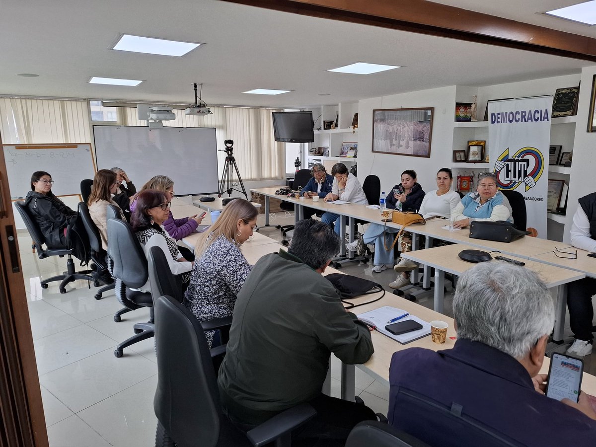 #AgendaCUT

Las organizaciones que conforman la Cumbre Social, Política y Popular, y de la Asamblea Nacional por las Reformas Sociales, la Paz y la Unidad, se reunieron para hacer una valoración de las jornadas de movilización que impulsaron la aprobación de la reforma laboral.