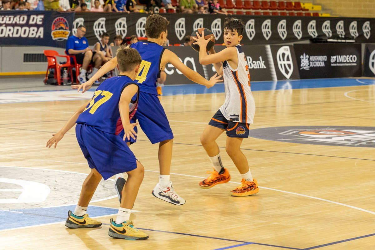 🏀 ¡Cierre de la fase de grupos para el #FEBMiniM2025 con estos marcadores!

🟢 Ciudad de Córdoba 101  – 88 San Pablo Burgos Azul
🟢 CB Puerto Real 45 – 95 CB Ciudad de Móstoles
🟢 EBG Málaga 60 – 83 EM El Olivar A1