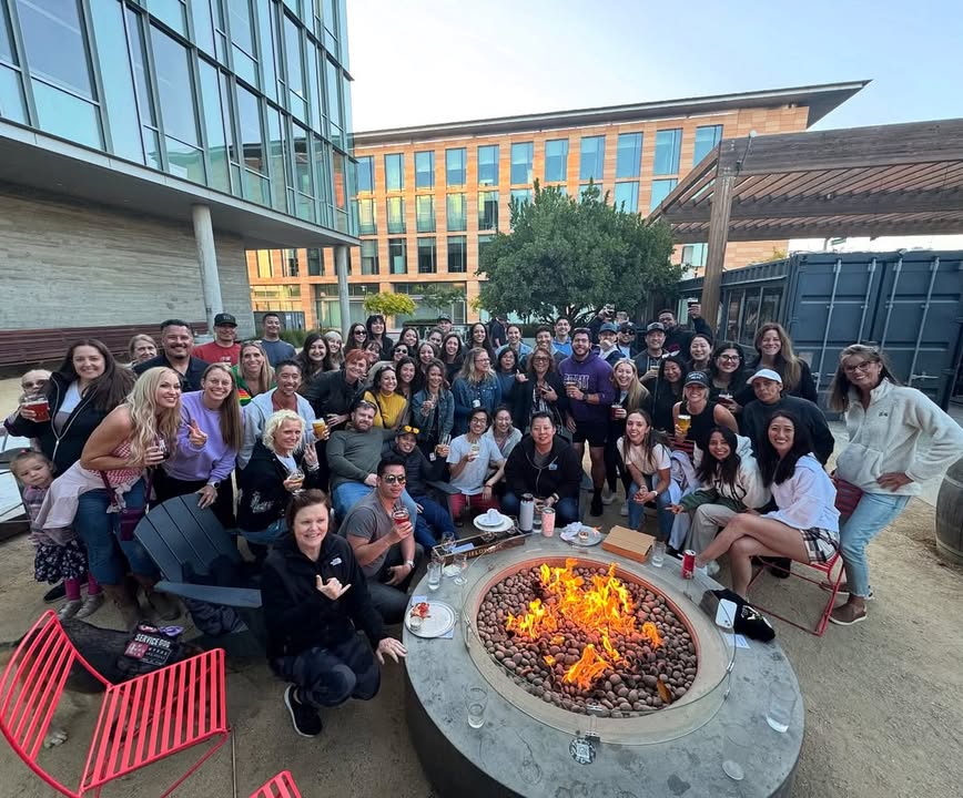 Now that’s a mixer! 🍻 Discover your new crew at Bay Meadows! @basecampsanmateo at @fieldworkbrewing_sanmateo 🔥 

#baymeadowslife at its best!