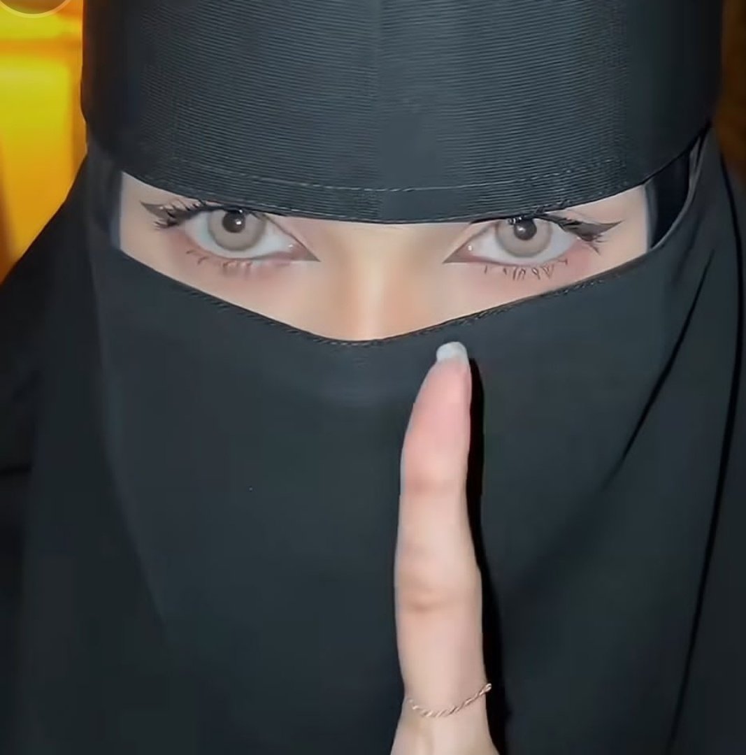 👁 تعاتبني عيناك , حين أغيبُ
فأخطِئُ في شرحِ الهوى , واُصيبُ..!

ففي لحظاتِ اليأسِ , أخفي ملامتي
وصمتي مِنَ العينينِ عنك ..يُجيب...!!❤