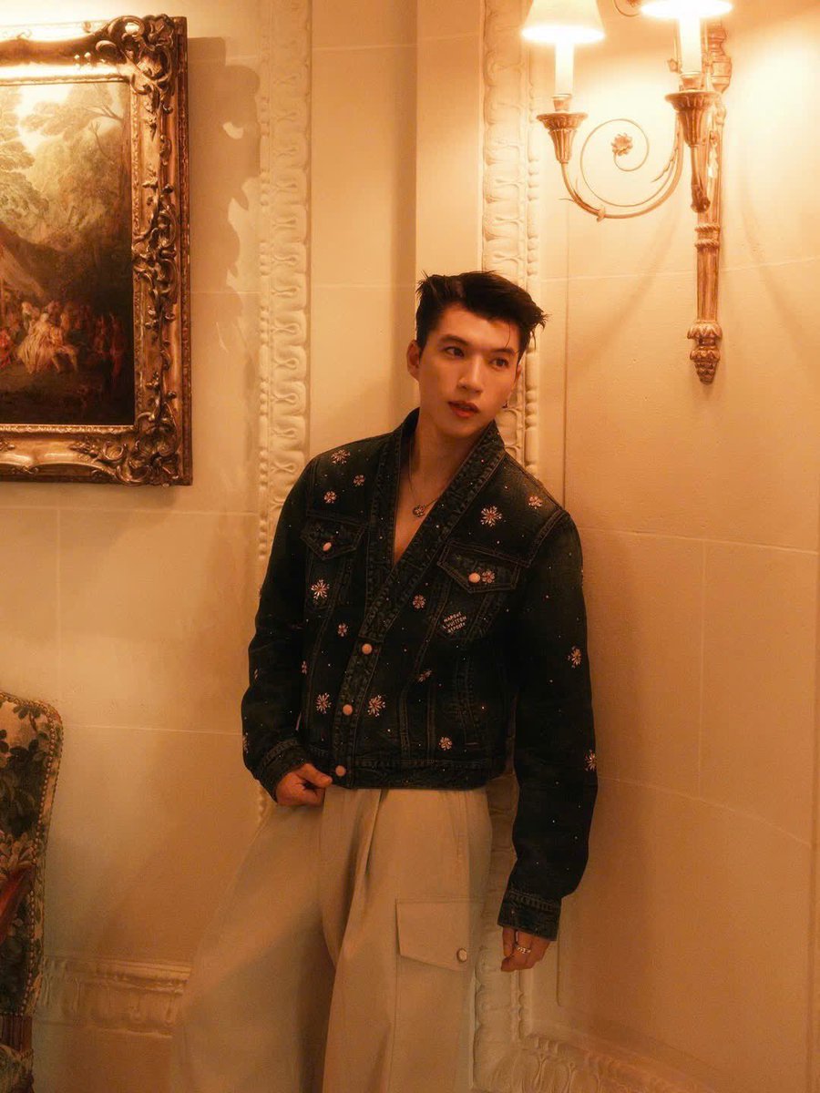 Burn490404's tweet photo. Every thread tailored. Every move intentional. That’s HIEUTHUHAI in LV
@LouisVuitton 
#HIEUTHUHAIxLVMenSS26
HIEUTHUHAI in Paris for LVMenSS26 https://t.co/tZ1RnuMeU6