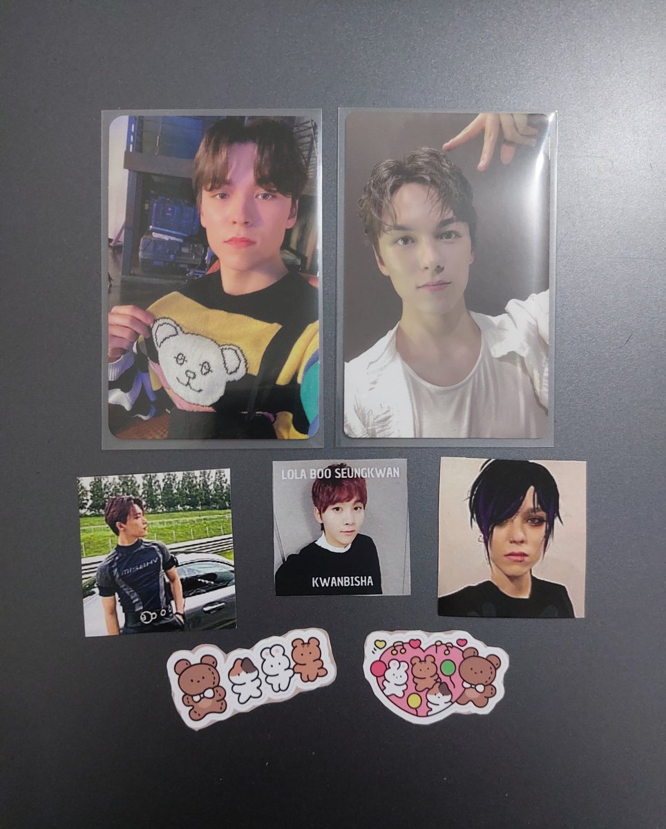 feedback positivo pra <a href="/kwanbishaa/">lola boo vai ver o mx</a> q me vendeu esses dois vernons lindissimos!! chegaram bem embalados e bem rapidinho, eu amei os brindess (vernon emo divo) muito obrigada 💗