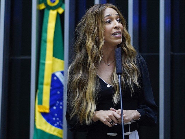 SiteJamesons's tweet image. É revoltante como uma das parlamentares mais votadas do Brasil, com serviços reais prestados à sociedade e um marco histórico na comunidade trans, seja atacada por uma distorção qualquer vinda de um random da internet.

Basta um detalhe fora de contexto e já tentam apagar uma…