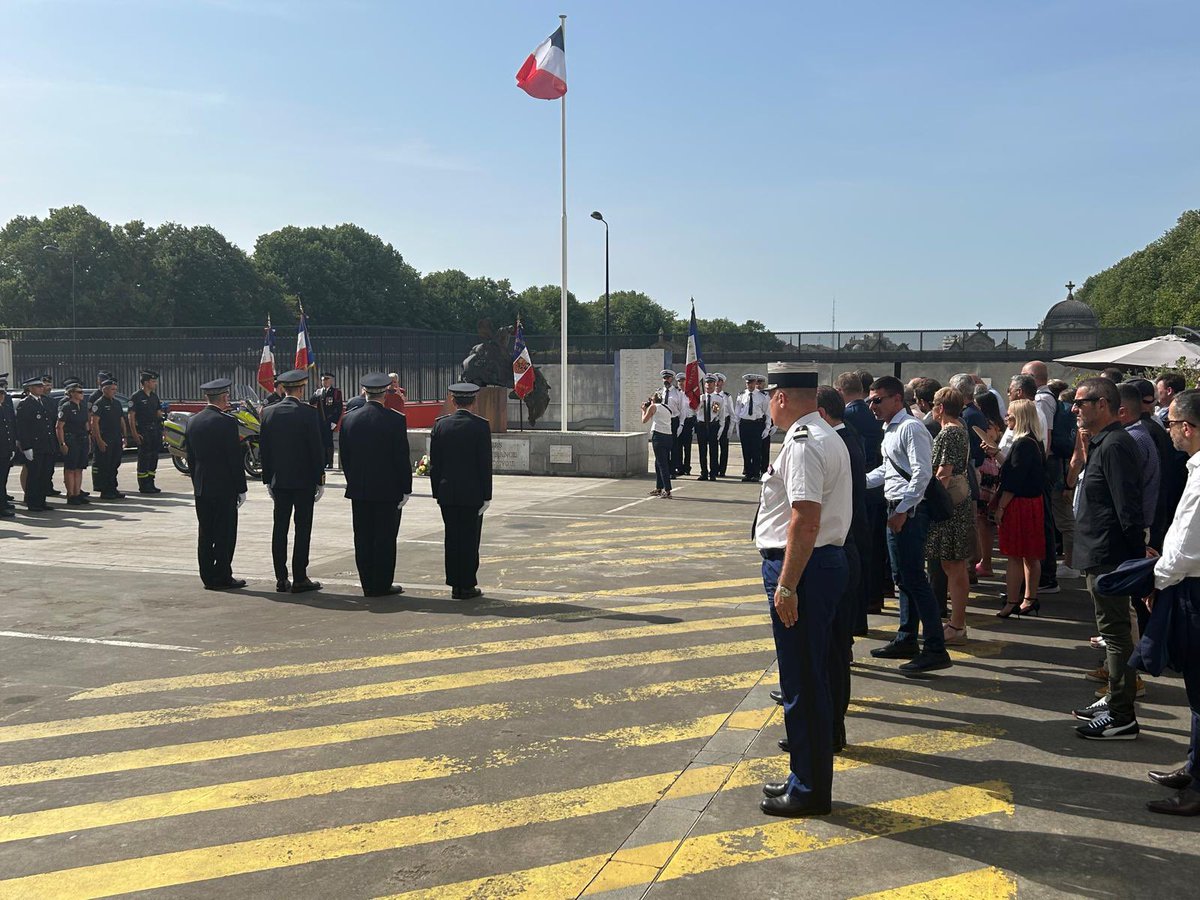 UNSA POLICE (@unsapolice) on Twitter photo <a href="/UNSAPOLICE/">UNSA POLICE</a> était à #Bordeaux pour assister à la commémoration en hommage aux #Policiers victimes du devoir.
Un moment particulièrement émouvant et empreint d'émotions.
Nous remercions <a href="/Orpheo_polis/">Orphéopolis</a> et son président pour cette invitation.
#DevoirDeMémoire #FierDetrePolicier <a href="/UNSAPOLICE/">UNSA POLICE</a> était à #Bordeaux pour assister à la commémoration en hommage aux #Policiers victimes du devoir.
Un moment particulièrement émouvant et empreint d'émotions.
Nous remercions <a href="/Orpheo_polis/">Orphéopolis</a> et son président pour cette invitation.
#DevoirDeMémoire #FierDetrePolicier