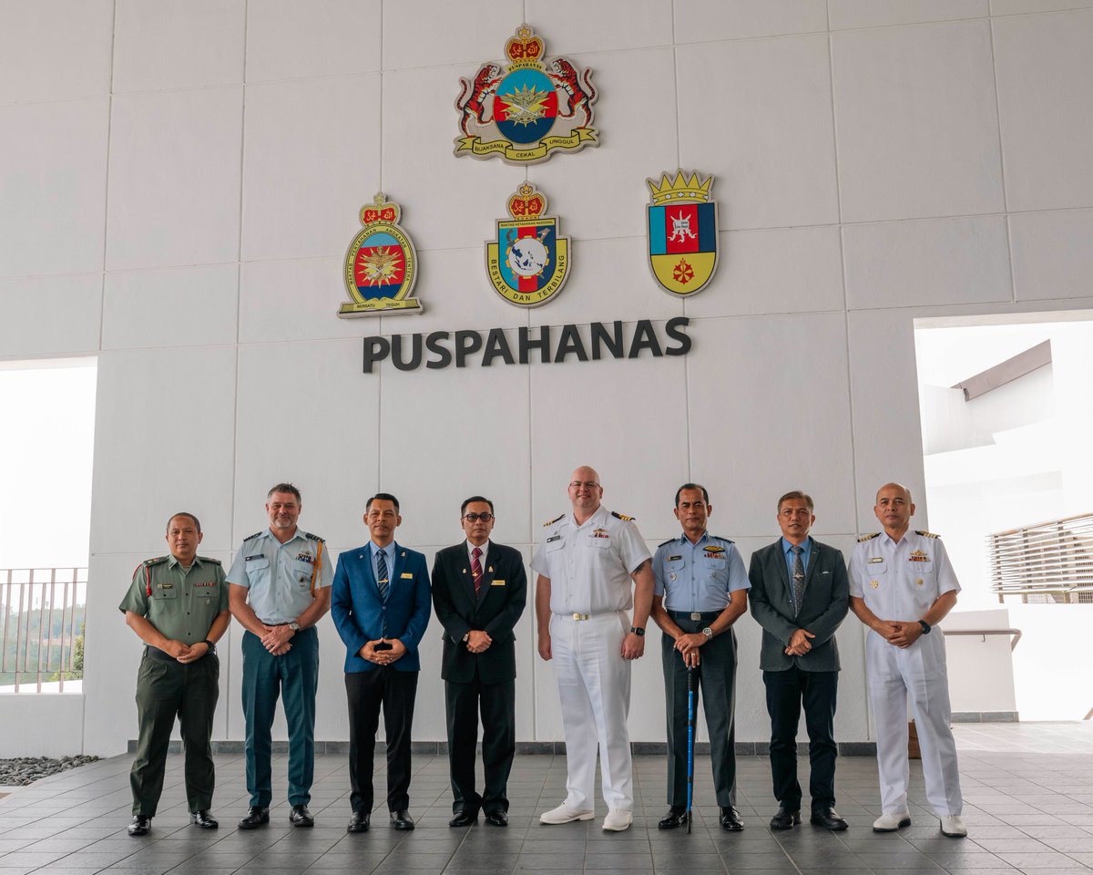 CJOC_COIC's tweet photo. On 24 June, Cdr Peter MacNeil, CO of #HMCSVilledeQuébec, addressed the staff at Pusat Pengajian Pertahanan Nasional, the Malaysian National Defence Education Centre on subjects related to regional security. https://t.co/Wcsoyqjgjw