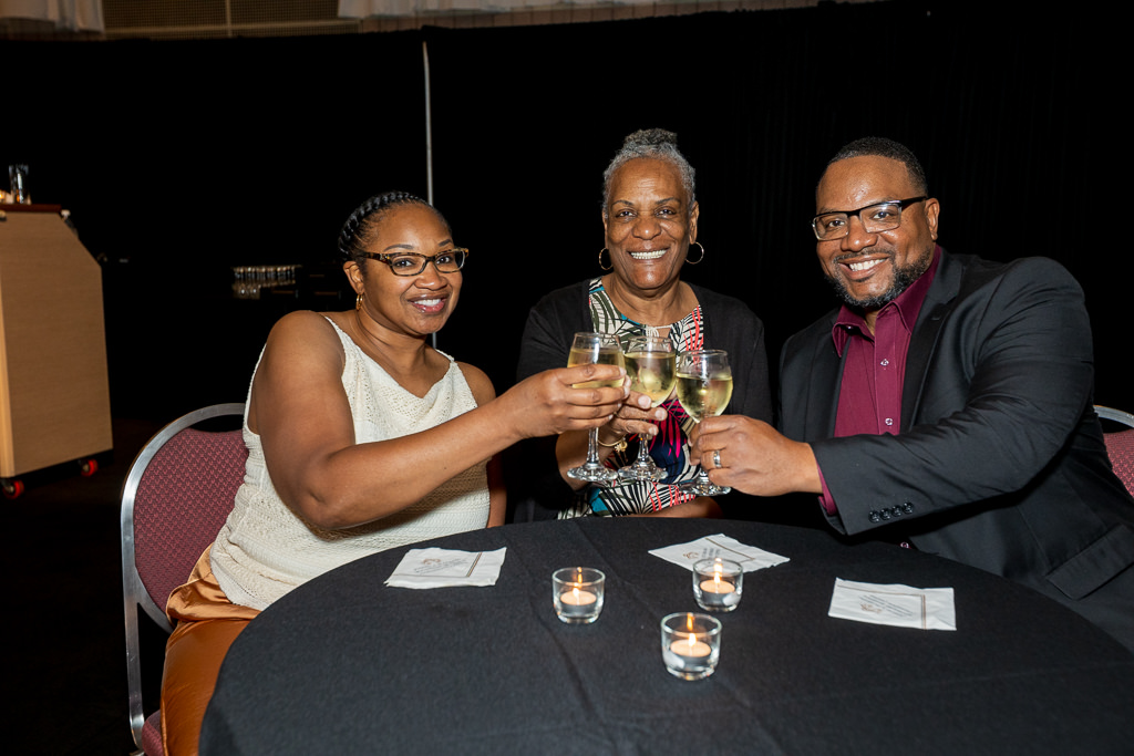 RochesterChambr's tweet image. Coming together to celebrate a region rising together-that&apos;s what we&apos;re all about. Last week&apos;s MWBE Awards brought 400 leaders together to uplift diverse businesses and their teams.

Check out our MWBE Awards publication to see all that we celebrated: issuu.com/rochesterchamb…