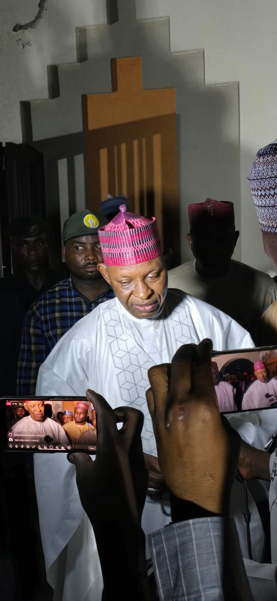 Yanzu yanzu kenan  wajen jana'izar matafiya biyu yan arewa da yan Kudu suka yiwa kisan gilla ciki harda dan Mal ibrahim khalil. 😭😭

Allah ya jikansu ameen