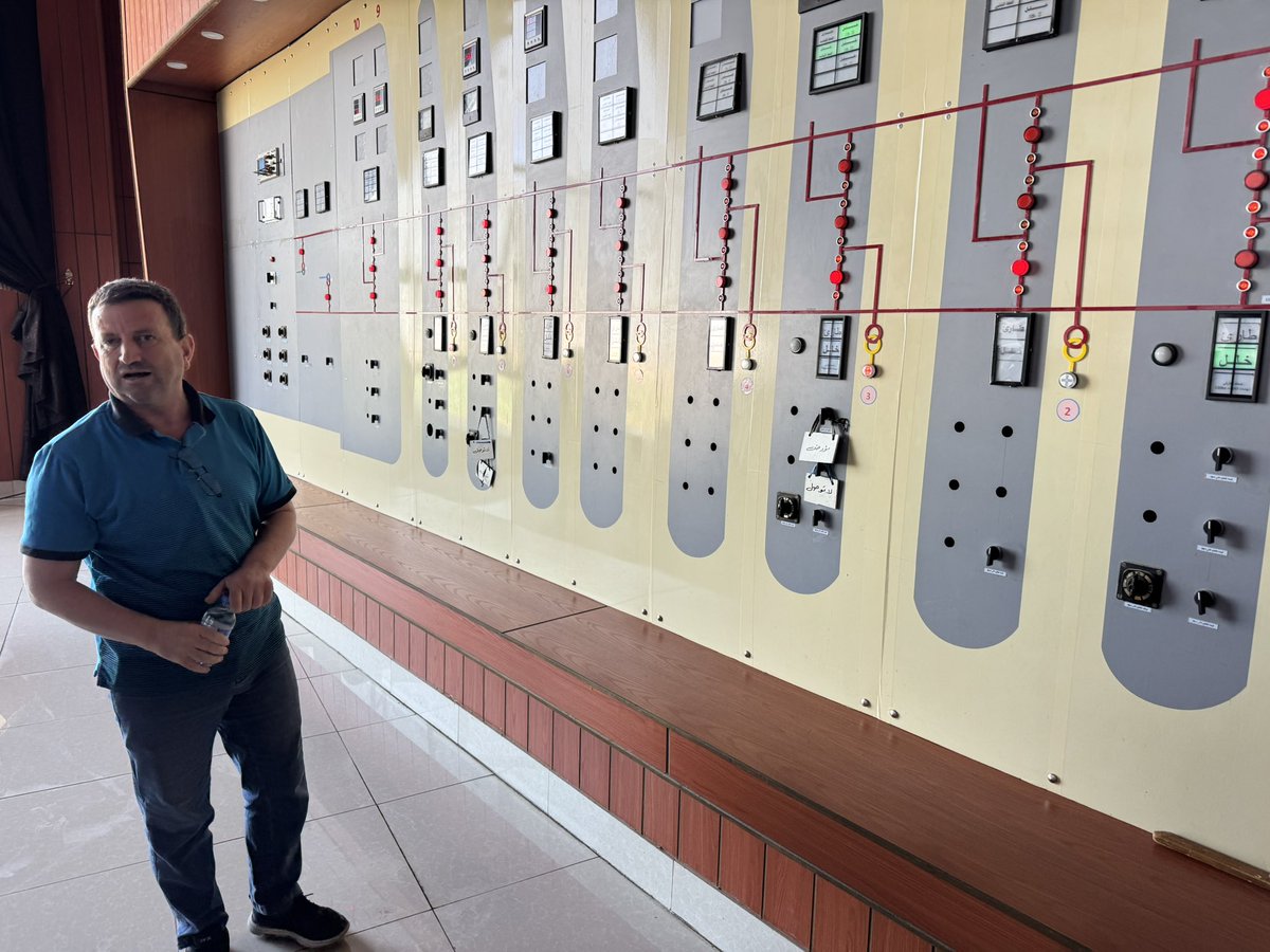 SwissAmbLEB's tweet image. Visiting Euphrates Dam in Tabqa🇸🇾, badly damaged by ISIS and military actions, partially rehabilitated by @UndpSyria. The dam is essential for drinking water, irrigation & electricity, stabilizing the entire Syrian grid. Impressive to see how the technicians kept &keep it running