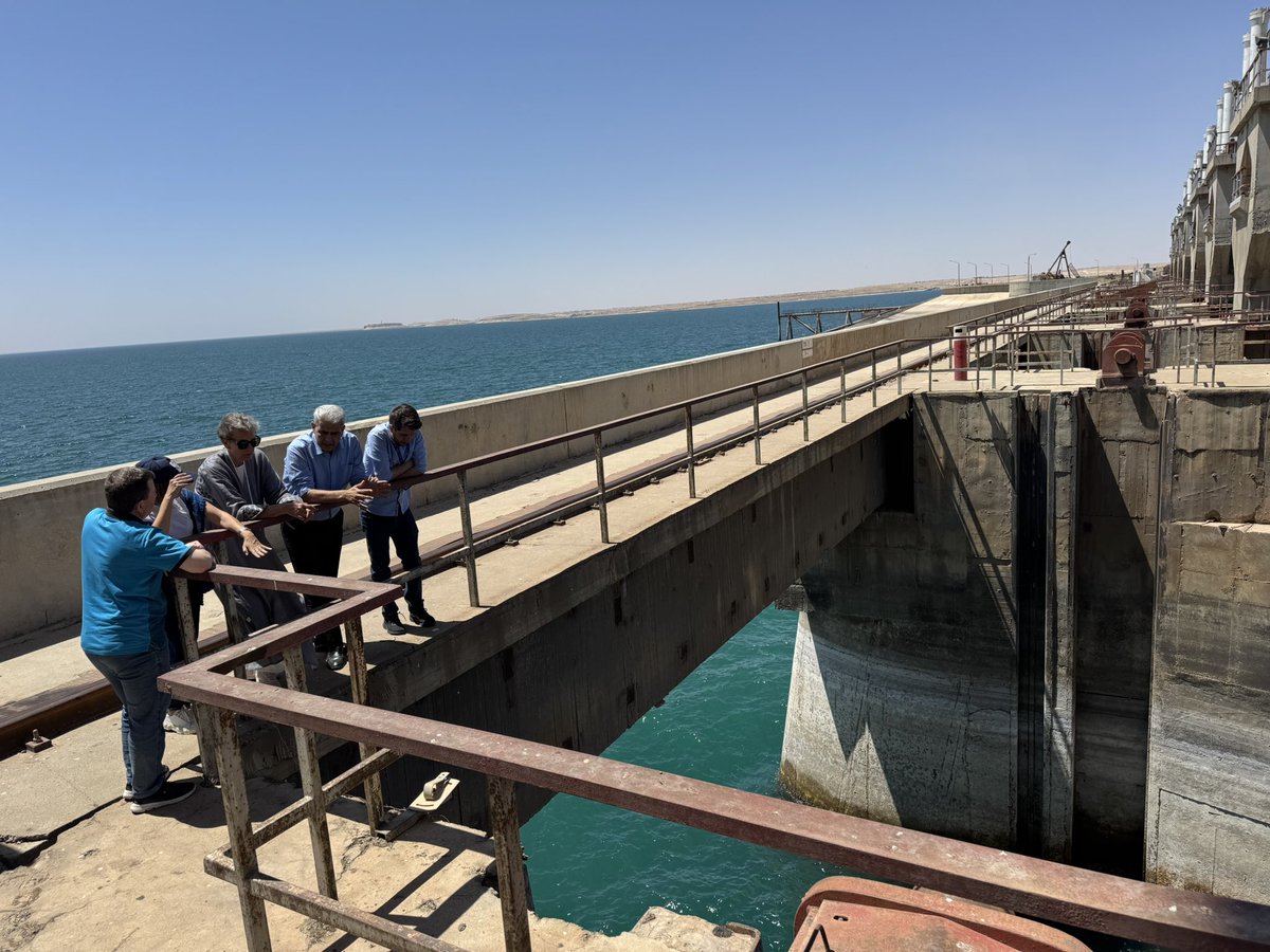 SwissAmbLEB's tweet image. Visiting Euphrates Dam in Tabqa🇸🇾, badly damaged by ISIS and military actions, partially rehabilitated by @UndpSyria. The dam is essential for drinking water, irrigation & electricity, stabilizing the entire Syrian grid. Impressive to see how the technicians kept &keep it running