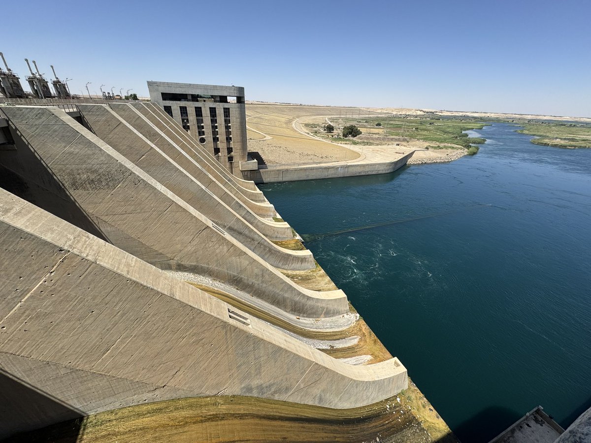 SwissAmbLEB's tweet image. Visiting Euphrates Dam in Tabqa🇸🇾, badly damaged by ISIS and military actions, partially rehabilitated by @UndpSyria. The dam is essential for drinking water, irrigation & electricity, stabilizing the entire Syrian grid. Impressive to see how the technicians kept &keep it running