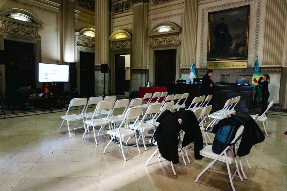 La tarea que desempeñamos no puede ser realizada de la misma forma y con los mismos alcances desde el hall de la Cámara, a través de una pantalla.
Insistimos en que es imprescindible que se revierta esta decisión.