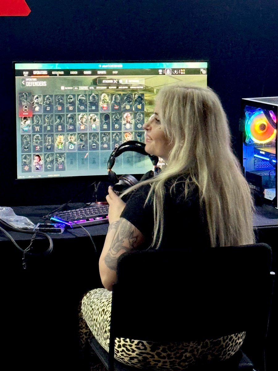 Phinxx__'s tweet photo. I had SO MUCH FUNNN trying the new @Rainbow6Game at @DreamHackNA 🥹🥹 Every time I passed the booth I’d fangirl until I had the chance to try it out myself 🥰 
#DHDallas https://t.co/r2iOXOnE2b