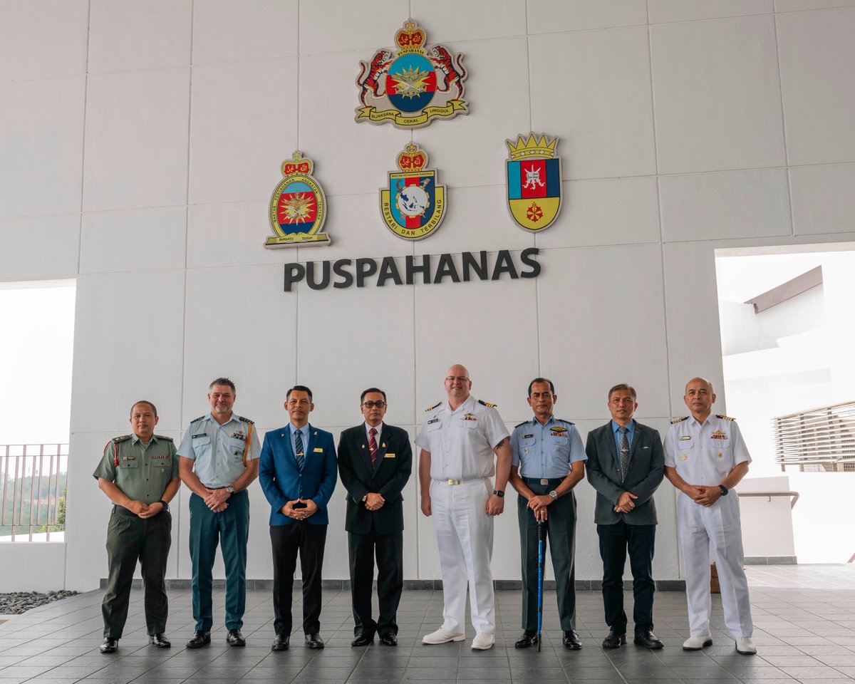 COIC_CJOC's tweet photo. Le 24 juin, le capf Peter MacNeil, cmdt du NCSM Ville de Québec, a parlé aux membres du personnel du Pusat Pengajian Pertahanan Nasional, le centre d’éducation de la défense nationale malaisien, sur des sujets liés à la sécurité nationale. https://t.co/epwcgCdBLw