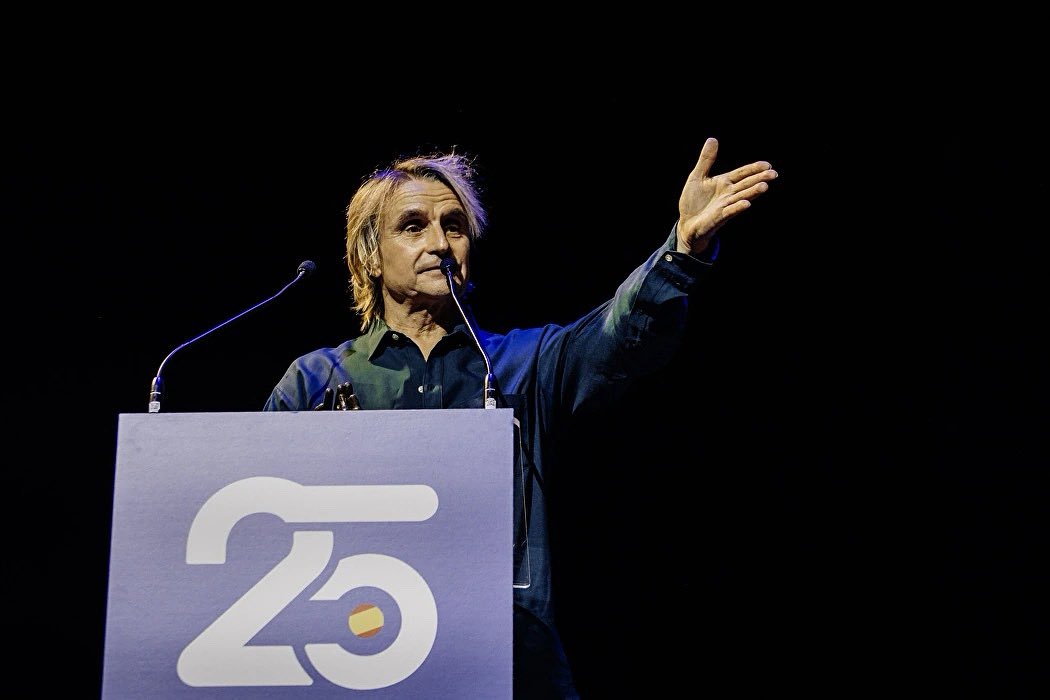 MALINCHE EL MUSICAL (@malinchemusical) on Twitter photo Nacho Cano, durante su emocionante discurso haciendo un pequeño homenaje a la Guardia Civil.
libertaddigital.com/espana/2025-06… via <a href="/libertaddigital/">Libertad Digital</a> Nacho Cano, durante su emocionante discurso haciendo un pequeño homenaje a la Guardia Civil.
libertaddigital.com/espana/2025-06… via <a href="/libertaddigital/">Libertad Digital</a>
