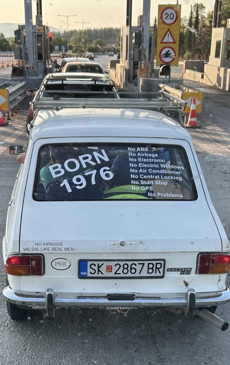 Цар, им влага на грците со МК налепница.
