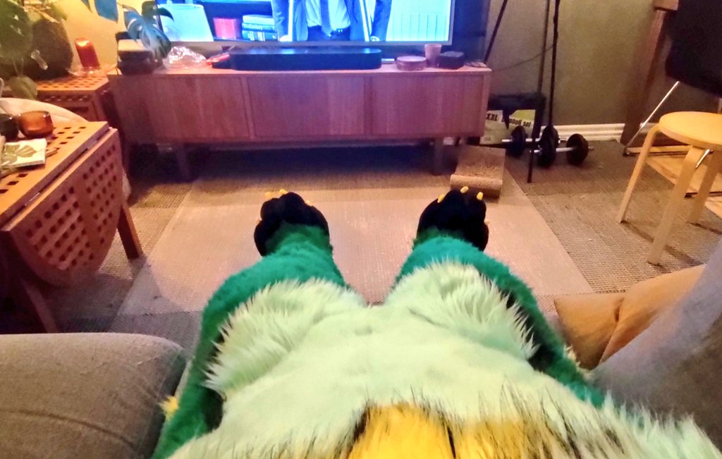 Flinx_Energee's tweet image. Do you ever just watch TV... As a dragon? 🐲