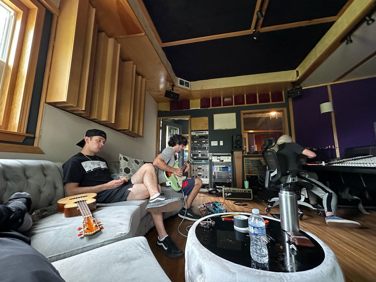 unclepsyssso's tweet photo. Hi Everyone,

Over the past 3 years, our band Apollo Selene has been working on recording a 9-song album, and we just released the first song, “Out Til Morning.” It has been a long but fun process, and I am super excited to share our music with you all. I am grateful for everyone who worked on this album and helped make this a reality! 

Thank you all, I hope you enjoy 🙏🤘☀️

https://t.co/RsTn8HgJsT

https://t.co/QjMfGBtckP

https://t.co/Ql0nzCOhbY