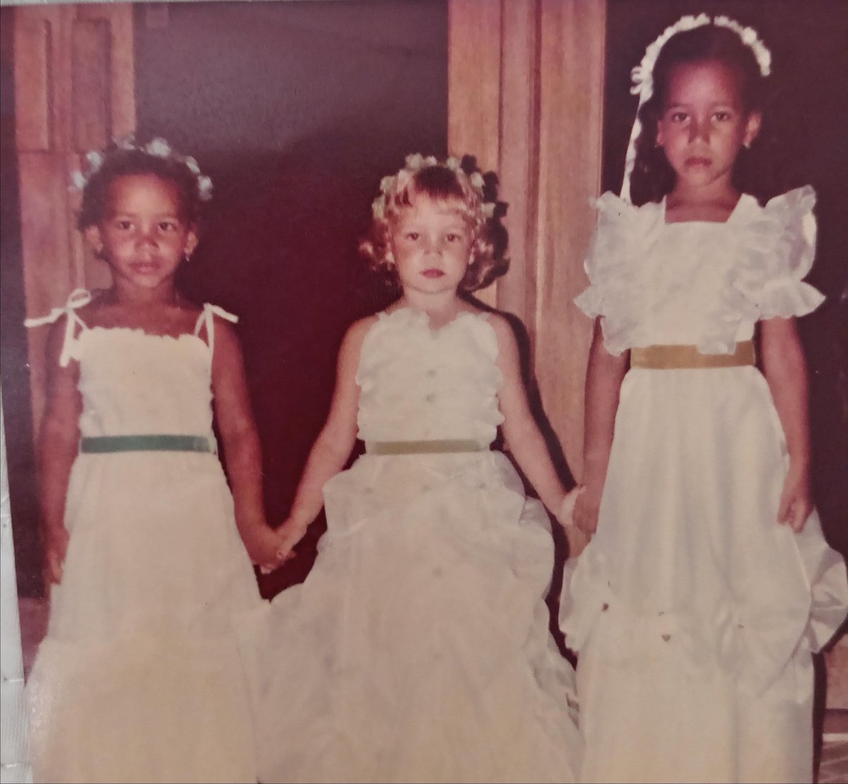 Pajesita de una boda. No queria hablar para que no se me quitará el pintalabios. Mi hermana Mariel, no era paje, pero armó un rebu, que hubo que buscarle un vestido blanco aunque no desfilará😂😂😂😂😂😂😂😂 
Recordar el vivir.