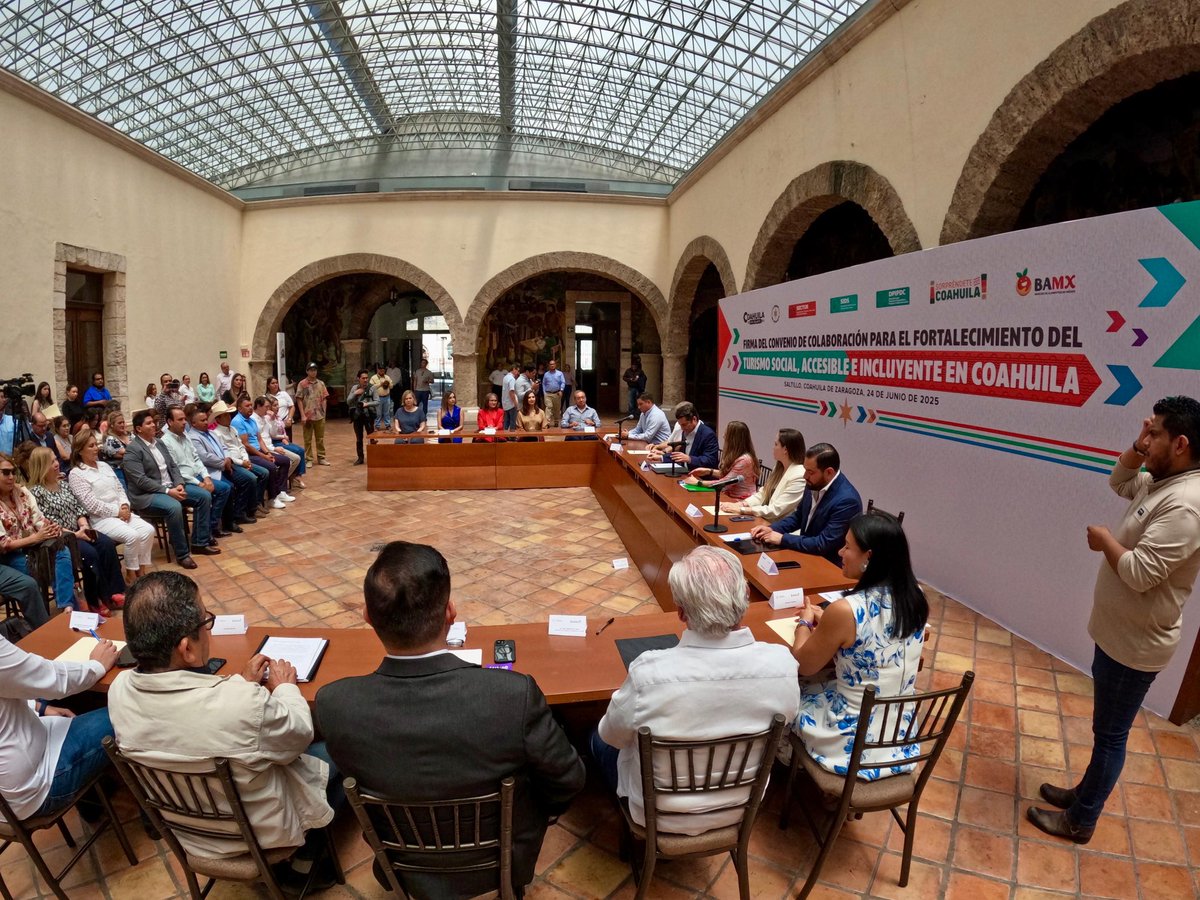 SeTurCoah's tweet photo. Los secretarios @CristinaAmezcua y @enriquemym, firmaron un convenio de colaboración para fortalecer el turismo social, accesible e incluyente en Coahuila, en conjunto con la cadena de valor turística y con la participación del Banco de Alimentos.

(1-2) https://t.co/9SA3oQGnuL