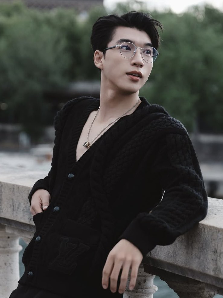 _embieiu's tweet photo. he walked past and the cameras fell in love 🤧💖 @LouisVuitton 

HIEUTHUHAI in Paris for LVMenSS26
#HIEUTHUHAIxLVMenSS26 https://t.co/U8f2ZNvEcY