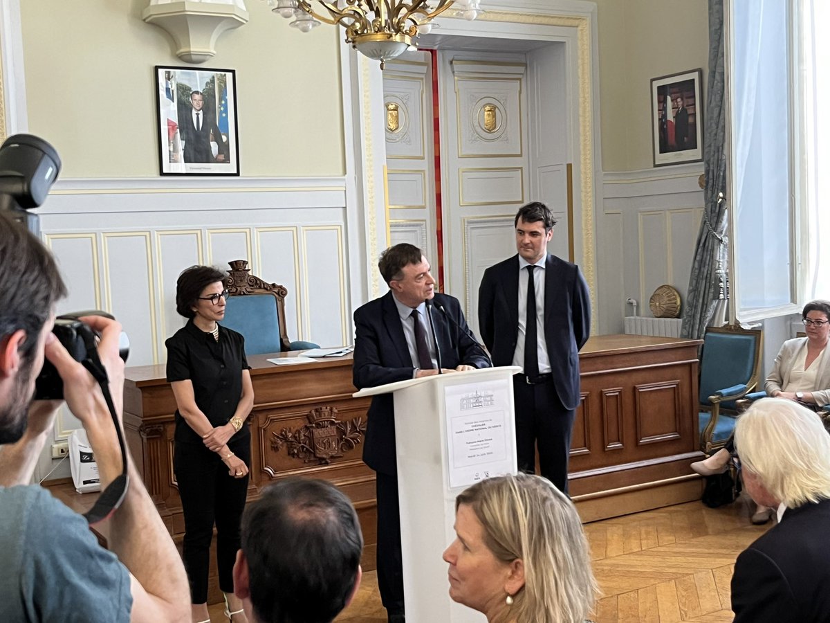 Francisque Vigouroux (@frvigouroux) on Twitter photo PrĂ©sent Ă la cĂ©rĂ©monie de remise de la mĂ©daille de lâordre national du mĂ©rite Ă mon ami <a href="/fmdidier/">François-Marie Didier</a> Ă©lu de <a href="/Paris/">Paris</a> et Pdt <a href="/Le_SIAAP/">SIAAP</a> par <a href="/datirachida/">Rachida Dati Ù</a>, entourĂ© de ses proches. Il mĂ©rite cette distinction. Humaniste, bosseur et amoureux de Paris, il a lâintĂ©rĂȘt public chevillĂ© au cĆur PrĂ©sent Ă la cĂ©rĂ©monie de remise de la mĂ©daille de lâordre national du mĂ©rite Ă mon ami <a href="/fmdidier/">François-Marie Didier</a> Ă©lu de <a href="/Paris/">Paris</a> et Pdt <a href="/Le_SIAAP/">SIAAP</a> par <a href="/datirachida/">Rachida Dati Ù</a>, entourĂ© de ses proches. Il mĂ©rite cette distinction. Humaniste, bosseur et amoureux de Paris, il a lâintĂ©rĂȘt public chevillĂ© au cĆur