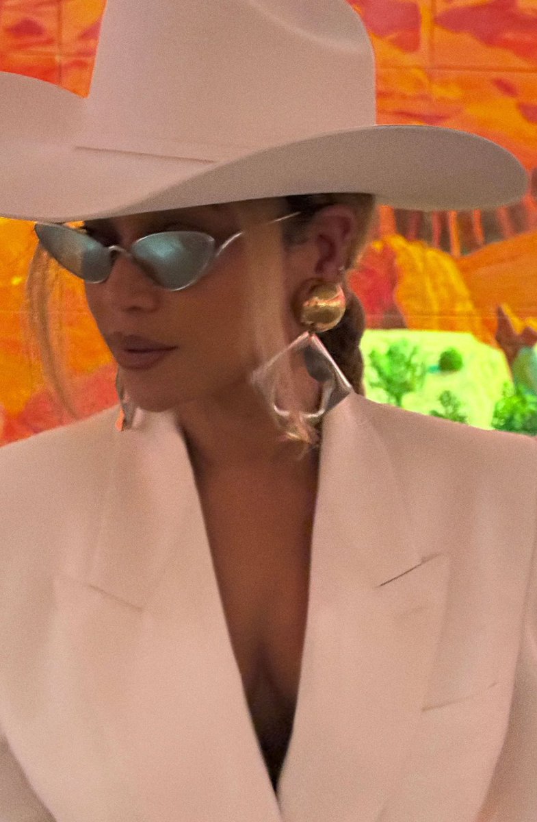 BEYONCEPURE's tweet photo. Beyoncé à la Fondation Louis Vuitton. https://t.co/2aA5PrlqHP