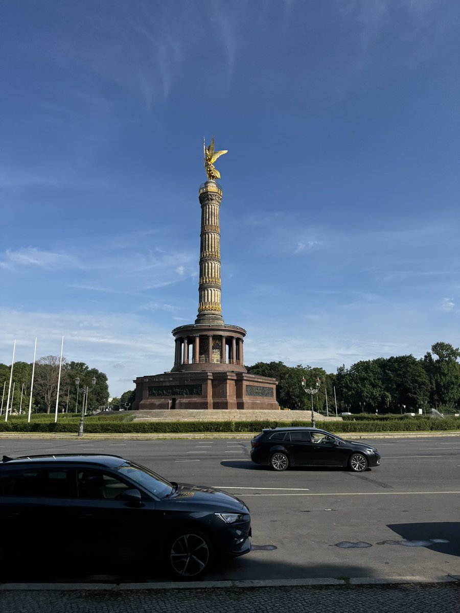 cbenejam's tweet photo. Sabes que hay una estatua de Simón Bolivar en Berlín? La placa dice de los países que libertó! #berlin #SimonBolivar https://t.co/sMuvgcKbNX