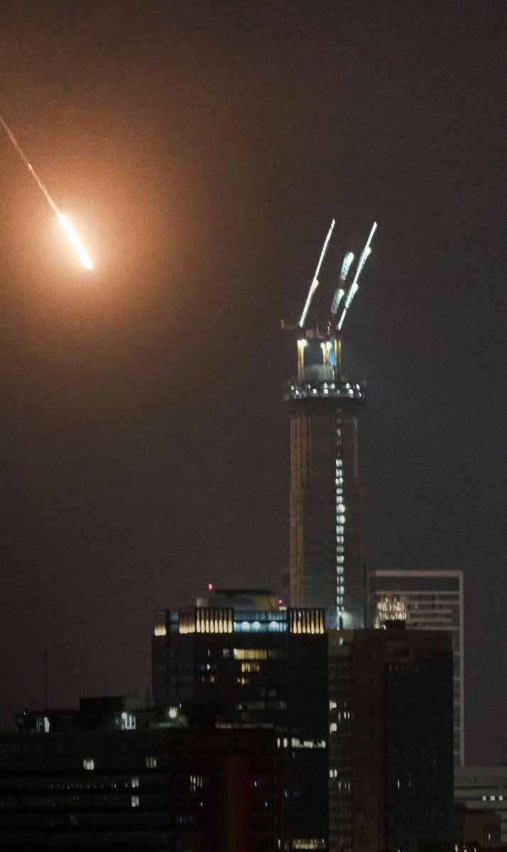 warsurv's tweet photo. 🚨🇵🇸🇾🇪⚡️Tel Aviv, brace yourself!
🚀 Hypersonic missiles will soon place Tel Aviv well within our reach — and the sirens will scream again!
#ResistanceRising #TelAvivTargeted #MiddleEastTensions