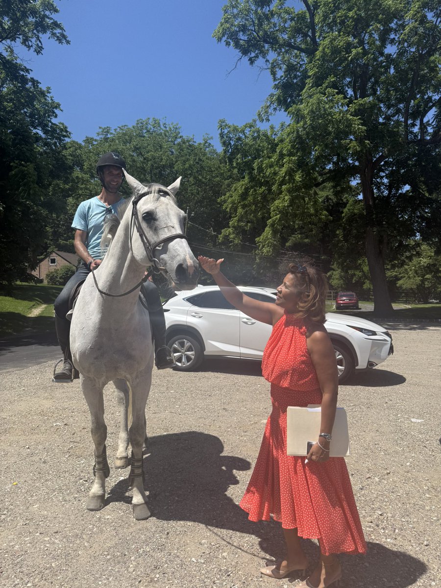 DonnaMReid2's tweet image. This is what it takes to sell a barn with a home—me and Incognito the horse, thinking outside the box before the first showing even begins!

#BarnLife #CountryLiving #RealEstateWithHeart #ReidEnterprise #ThinkOutsideTheBox #EquestrianHomes #NYRealEstate