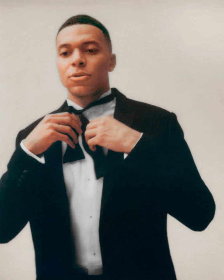 Entre Mbappé e Drácula, a nova Dior começa a ganhar forma. Em sua estreia na maison, Jonathan Anderson une esporte, arte pop e referências literárias com ares de plot twist fashion. 
harpersbazaar.uol.com.br/bazaar-man/ent…