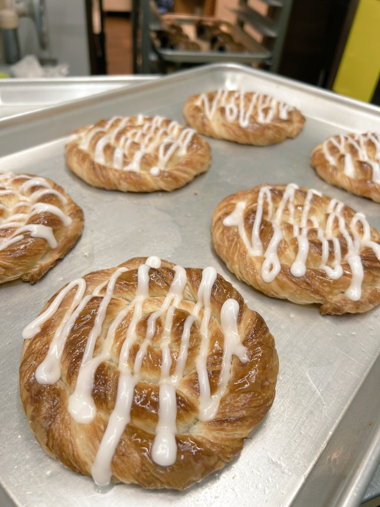 BreadPlusTO's tweet photo. おはぷらす⊂(  ･ω･ )⊃

マリリンは採血の結果も前回より良くなってて炎症も小さくなってるそうです。
元気がある時はご飯もしっかり食べてる🍚手術して復帰までもう少しかかりますのでそれまでは会長と2人体制で頑張ります💪

今日は🍊クイニーアマンあります♡

ブレプラ元気に8時オープンです！ https://t.co/e8qCSOewC6
