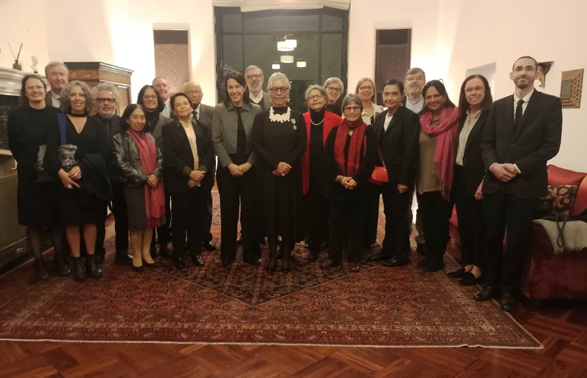 FrancePerou's tweet photo. Denise Pozzi-Escot, directora del sitio de #Pachacamac, fue condecorada Caballero de la Orden de las Artes y de las Letras por la Embajadora 🇨🇵 Nathalie Kennedy, por su ejemplar trayectoria al servicio de la #arqueología en el 🇵🇪, y de la larga cooperación entre 🇵🇪 y 🇨🇵 🏅
#IFEA https://t.co/qhCH8l9fNb