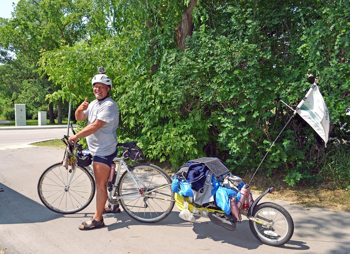 Living kidney donor Stéphane Hébert rolled through Winnipeg today on his fast-paced 35-day 4,760 km cross-Canada tour to raise organ donation awareness 💚 maisondesgreffes.com/en/stephane-en/