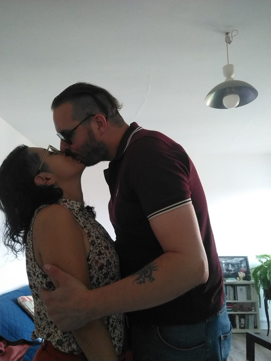 M___Cassidy's tweet photo. Agárrense para el derrame de miel.  #10Years #MonAmour #IntoMyArms https://t.co/QZFg8eTDK6