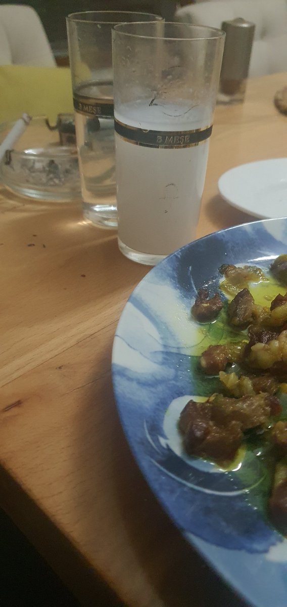 N'olur bir sabah kapım çalınsa, açınca gülüşün içime dolsa.
Belki bir meyhane, biraz da rakı, sen türkü söylesen , ben eşlik etsem.
   Hasretin gibi çarpıyorum kapıları , lakin kilitli kaldım....

Gülüşün Özlem'imdir, özledim