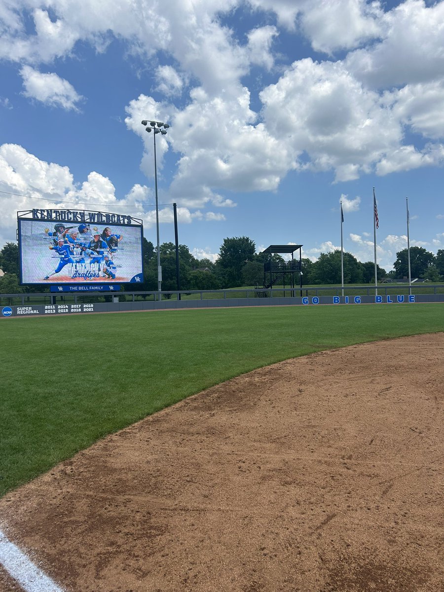 Had a great two days at the UK softball Camp! Even though it was a warm one Camp was great, and was so much fun. I love meeting all the players and coaches and learning more about them. Thank you <a href="/UKCoachLawson/">Rachel Lawson</a> for putting together such an amazing time for us to show your skills!