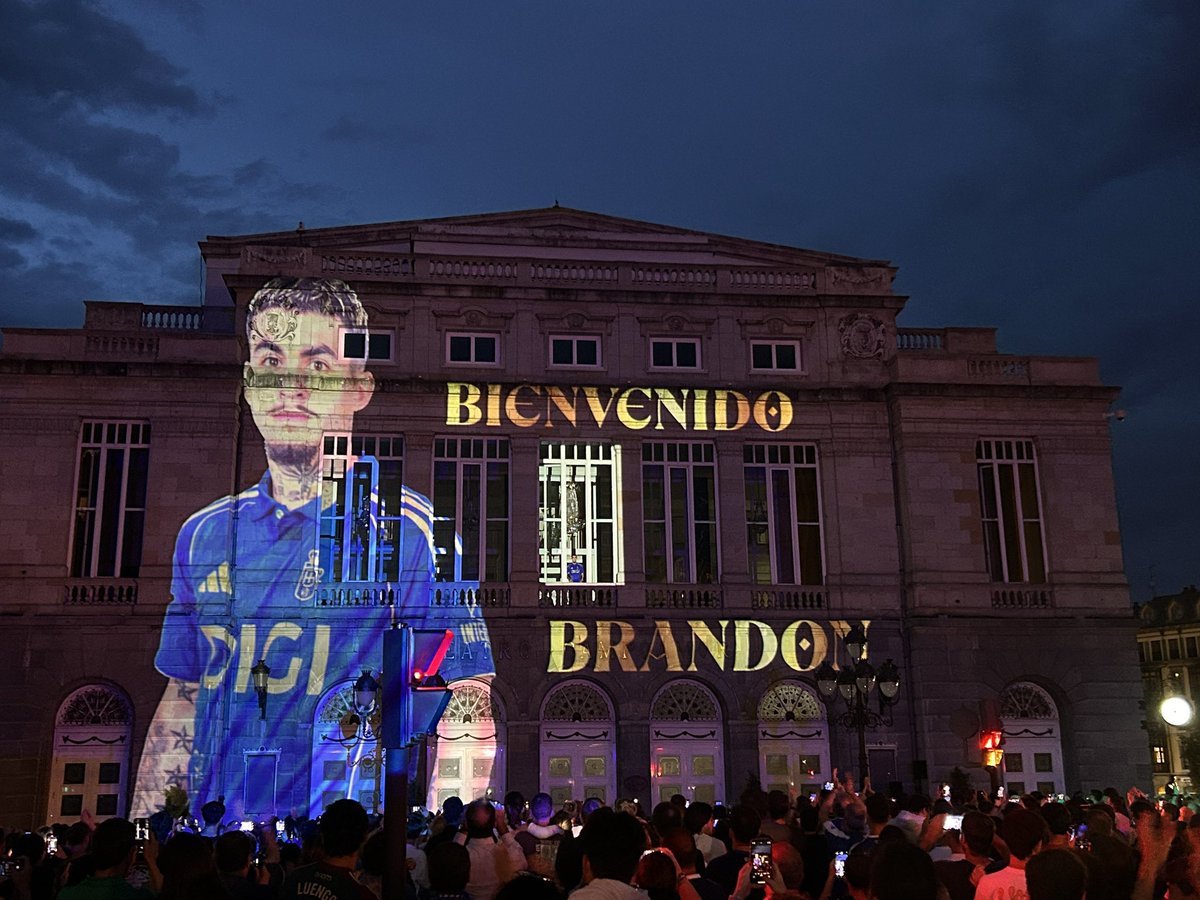 mdaswani's tweet photo. Locura lo que acaba de hacer el @RealOviedo. Invita a sus aficionados a la presentación de su nueva camiseta en un mapping y lo que anuncia es su primer fichaje en Primera. Top. https://t.co/iFBzSNzMVk