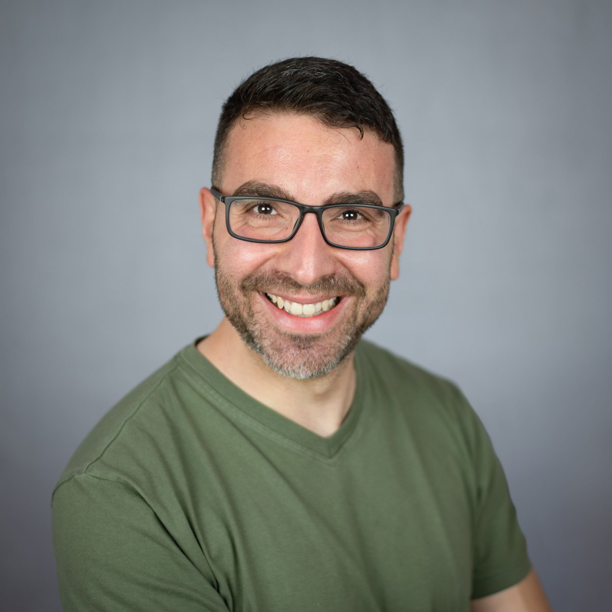 Throwing it back to earlier this year for my 1st ever headshots 😊 what we saying? Glasses or no glasses? 🤔

A HUGE thank you to thezoo.london and AAB Photography  for these 😊🙏